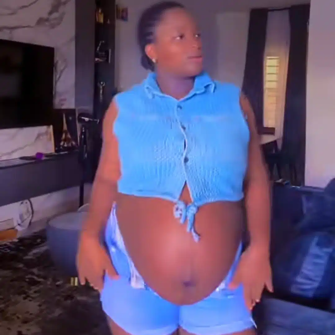 Nigerian lady flaunts pregnancy after boyfriend invites her over to cook